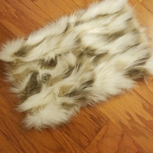 Express Faux Fur Loop Scarf - Picture 3 of 3